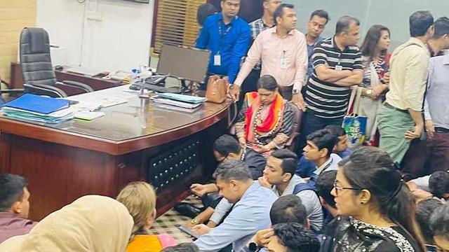 আন্দোলনে বিমানের ক্রুরা - কর্মবিরতির হুমকি