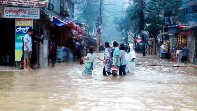 কক্সবাজারে আটকা পড়েছেন হাজারো পর্যটক
