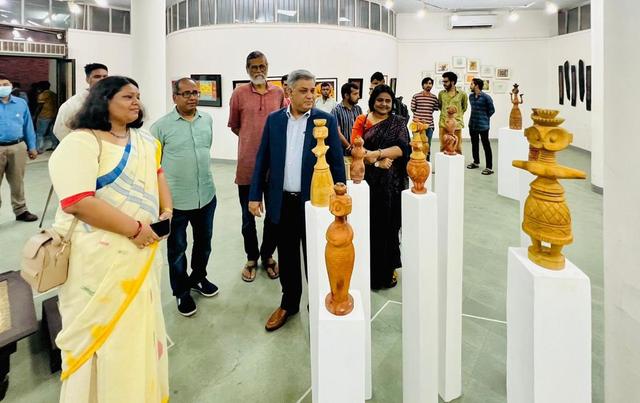 ঢাবিতে শিল্পী নামিরাহ'র একক কারুশিল্প প্রদর্শনী চলছে