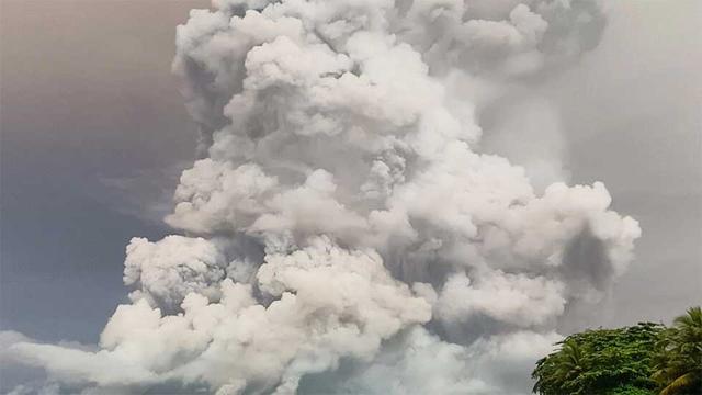 ইন্দোনেশিয়ায় অগ্ন্যুৎপাত, বন্ধ ঘোষণা ৬টি বিমানবন্দর