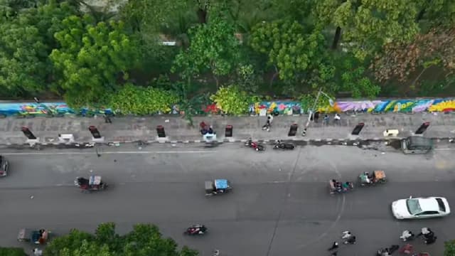 ফুল ও গ্রাফিতির রঙে সেজেছে নান্দনিক ফুটপাত