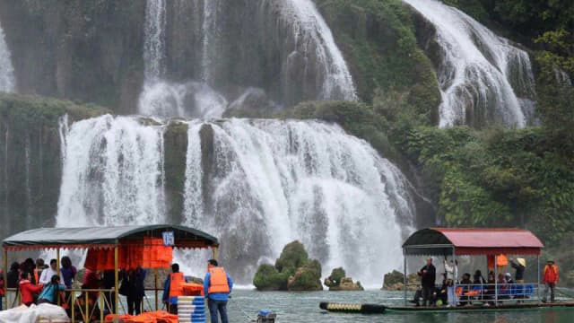 China-Vietnam border tourism zone sees visitor surge