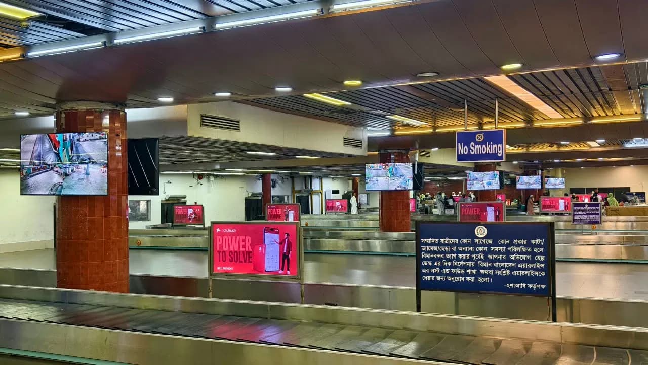 উড়োজাহাজ থেকে ব্যাগ নামানোর দৃশ্য দেখা যাবে মনিটরে