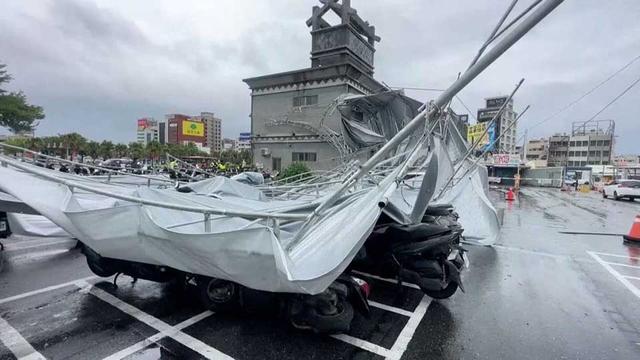 তাইওয়ানে টাইফুন হাইকুইয়ের তাণ্ডব - ২০০ ফ্লাইট বাতিল
