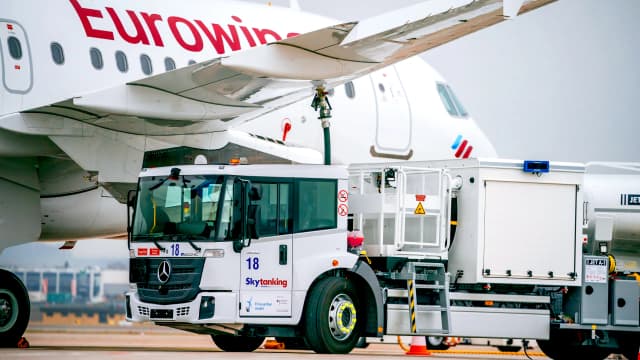 Airlines ramp up efforts to trim fuel costs amid price volatility