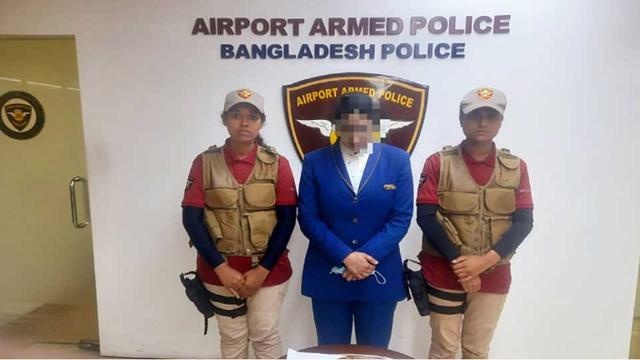 শাহজালালে প্রায় ২ কেজি স্বর্ণসহ কেবিন ক্রু গ্রেপ্তার