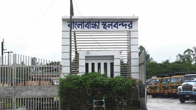 ১০ দিন পর বাংলাবান্ধা বন্দরে কর্মচাঞ্চল্য ফিরেছে