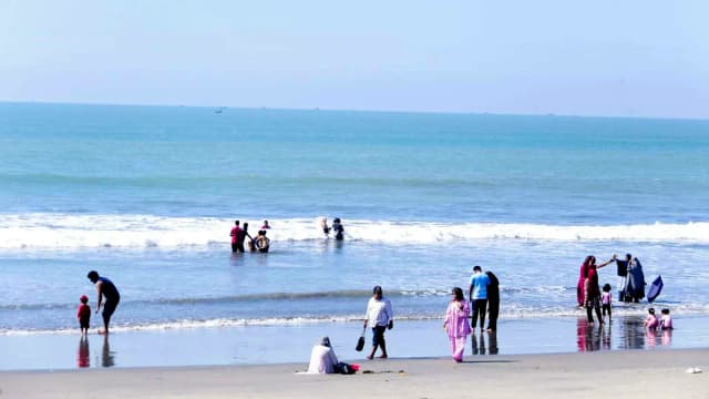 Three tourists drown, two missing in Cox’s Bazar sea