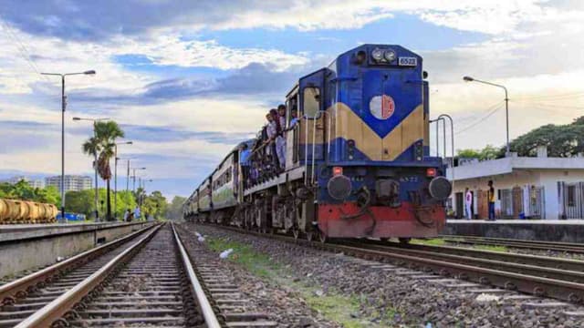 ৫ ঘণ্টা পর তিন বিভাগের রেল যোগাযোগ স্বাভাবিক