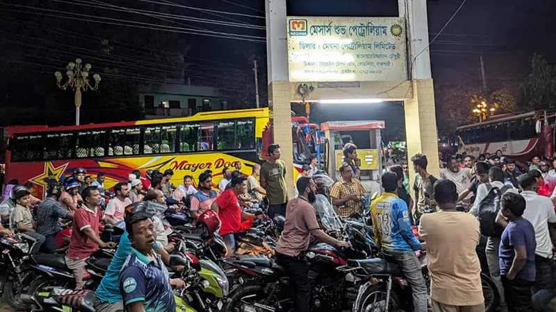 গুজবে হুড়োহুড়ি : পেট্রোল পাম্পে দীর্ঘ লাইন