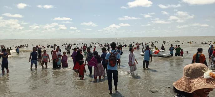 কক্সবাজারে পর্যটকের ঢল, উৎসবমুখর কুয়াকাটা