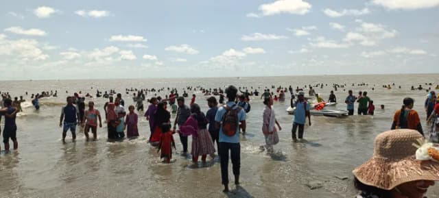 কক্সবাজারে পর্যটকের ঢল, উৎসবমুখর কুয়াকাটা