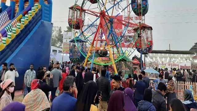 ছুটির দিনে বাণিজ্য মেলায় উপচেপড়া ভিড়