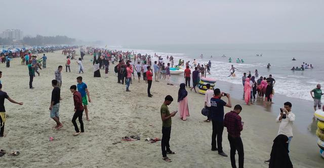 কক্সবাজার ও কুয়াকাটা সৈকতে পর্যটকের মিলনমেলা