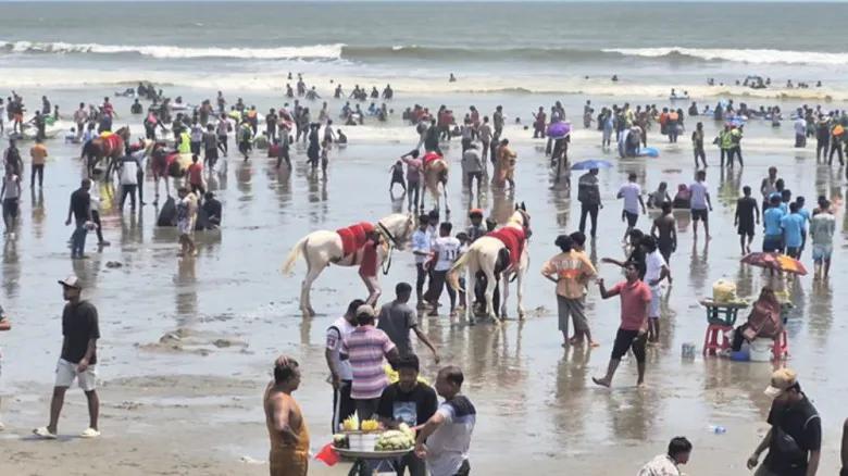 ঈদের ছুটিতে পর্যটকে মুখর কক্সবাজার সমুদ্রসৈকত