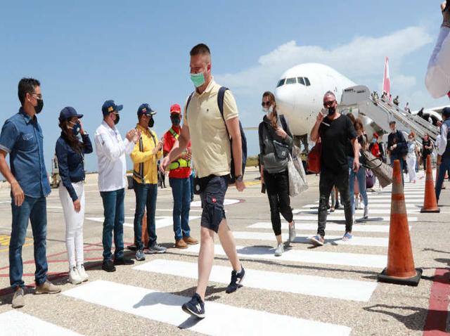 Thousands of Russian tourists trapped in Thailand