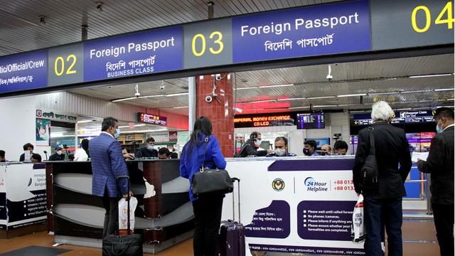 শাহজালালে কাস্টমস কর্মকর্তাদের মোবাইল ব্যবহারে কড়াকড়ি