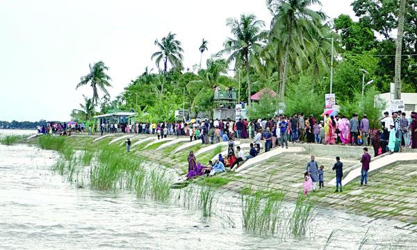 পর্যটকের পদচারণায় মুখর পদ্মার নান্দনিক ওয়াকওয়ে