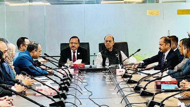 বিমানমন্ত্রীর নির্দেশনা - কোনো যাত্রী যেন অহেতুক হয়রানির শিকার না হন