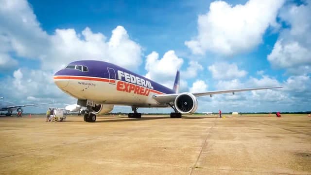 FedEx brings back classic livery on B777 in tribute to founder