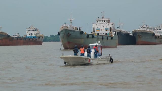 জ্বালানি সংকট : মোংলায় পণ্য খালাস স্থবির, চট্টগ্রামে বসে শত নৌযান