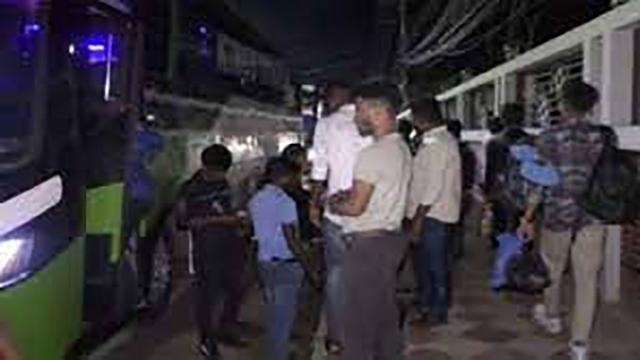 সৈকতে হাজারো পর্যটক- শঙ্কায় কক্সবাজার ছাড়ছেন