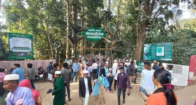 চায়ের রাজধানীতে পর্যটকের ঢল