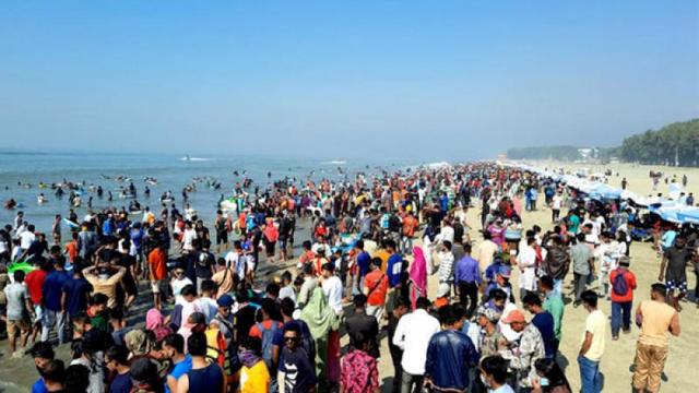 সৈকতে পর্যটকের পদচারণায় জমজমাট ব্যবসা-বাণিজ্য
