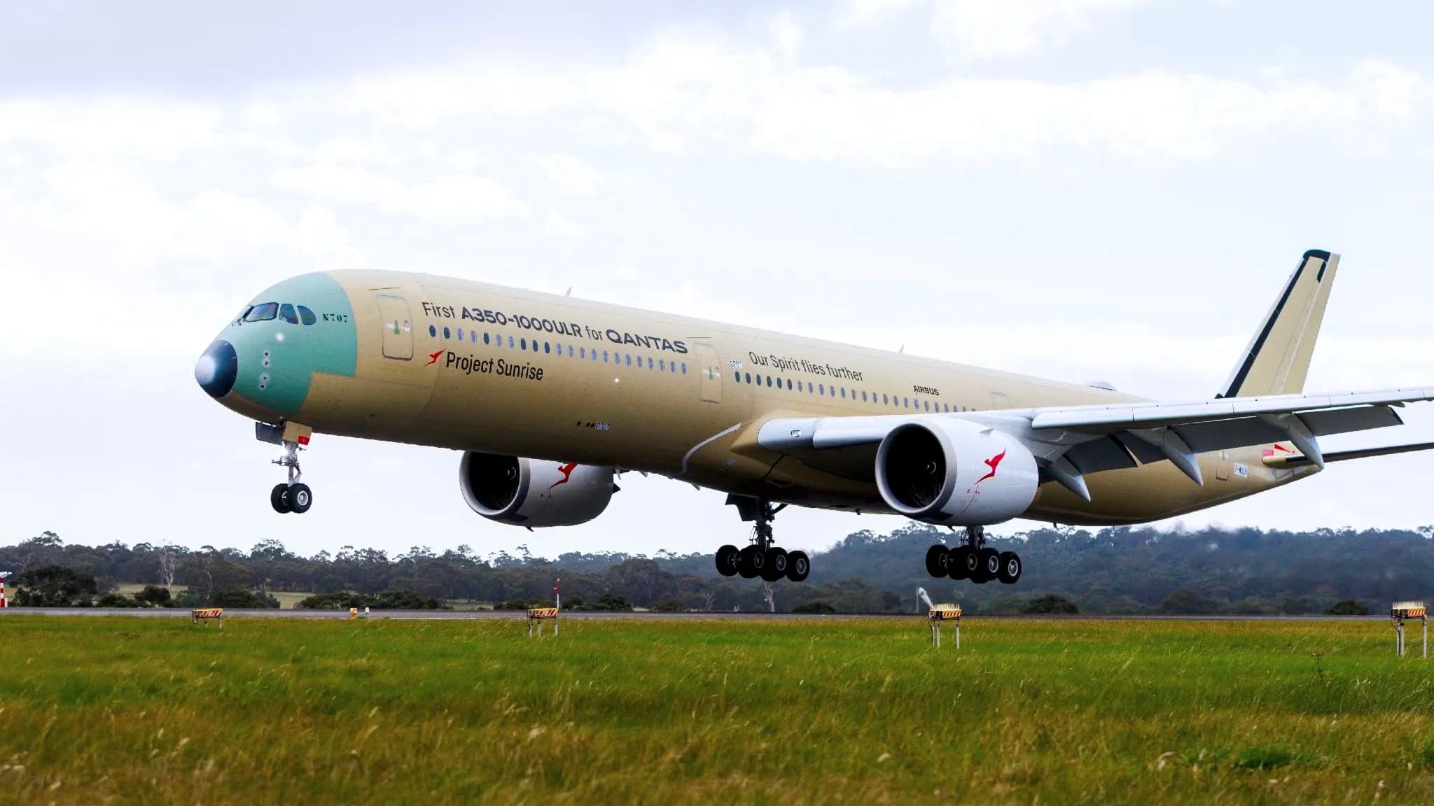 Qantas nears nonstop Sydney-London flights after 19-hour test flight