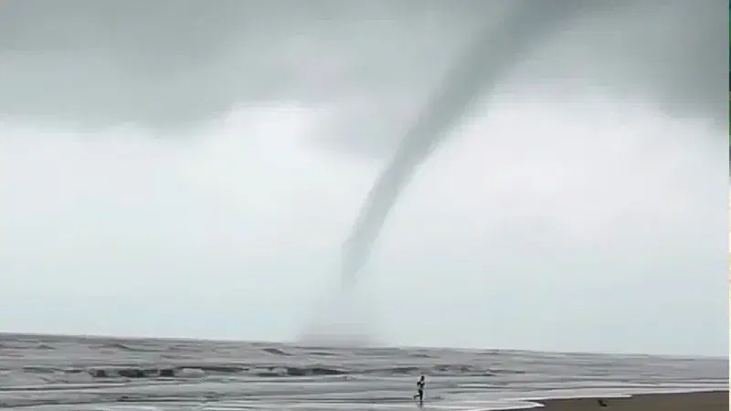 কক্সবাজার সৈকতে টর্নেডোর হানা, আতঙ্কে পর্যটক