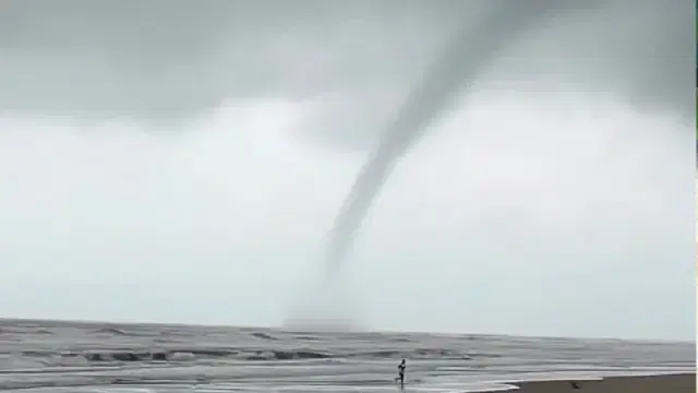 কক্সবাজার সৈকতে টর্নেডোর হানা, আতঙ্কে পর্যটক
