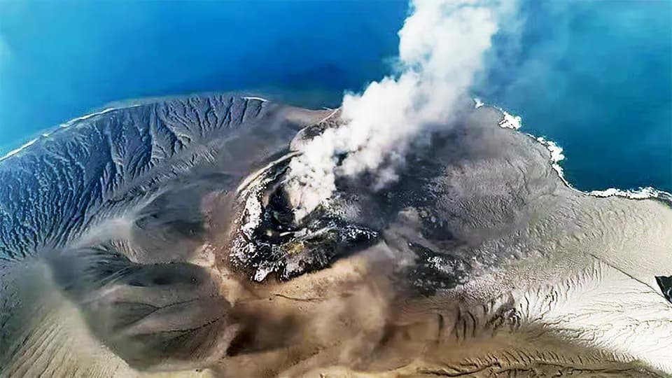 Volcanic ash disrupts Jakarta flights, airlines cancel services