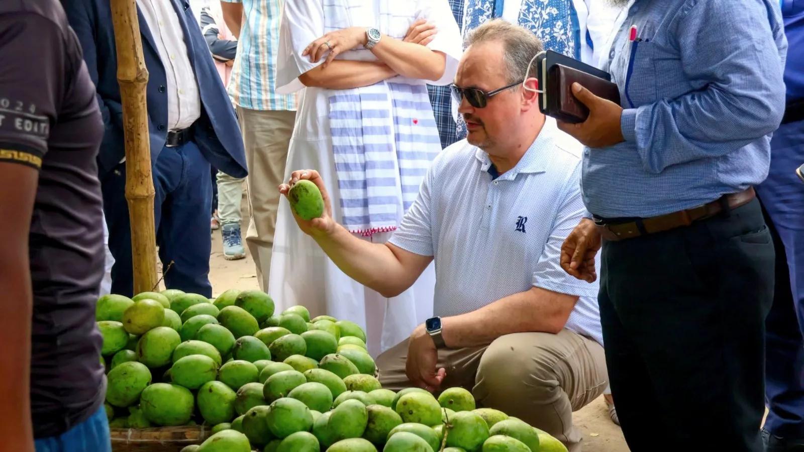 US envoy praises Rajshahi mangoes after Baneshwar Market visit