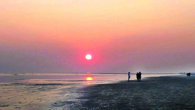 রাঙ্গাবালীর সৌন্দর্যে মুগ্ধ বিদেশি পর্যটক