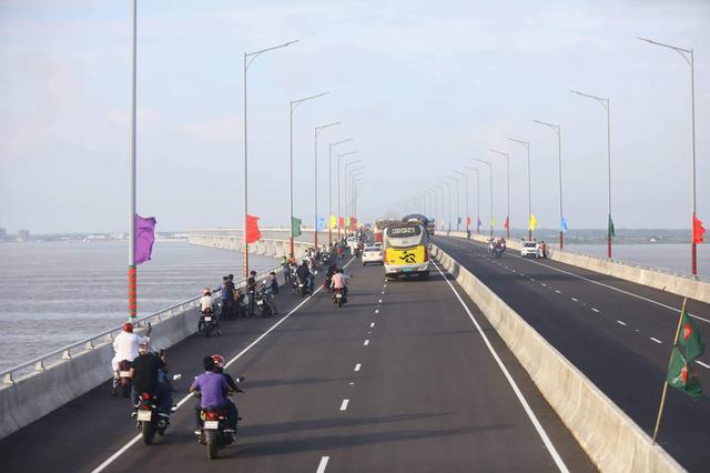 পদ্মা সেতু দিয়ে যান চলাচল শুরু