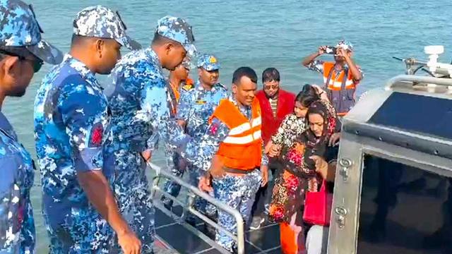 ডুবোচরে আটকে পড়া জাহাজের পর্যটকদের উদ্ধার