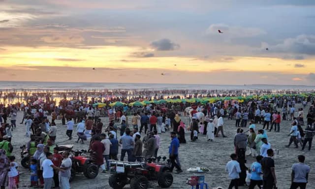 সৈকতে পর্যটকের ঢল