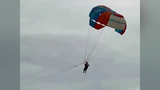 Tourist dies in Cox's Bazar parasailing mishap