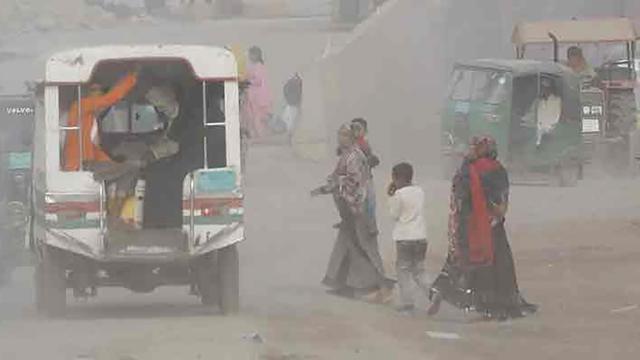 ঢাকার বাতাস ‘ঝুঁকিপূর্ণ’, দূষিত শহরের তালিকায় আজও শীর্ষে