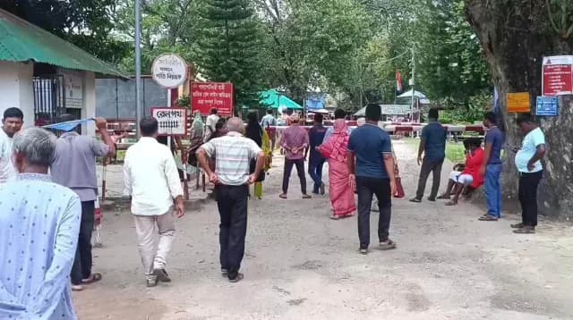 টুরিস্ট ভিসা চালু, হিলিতে বেড়েছে যাত্রী পারাপার