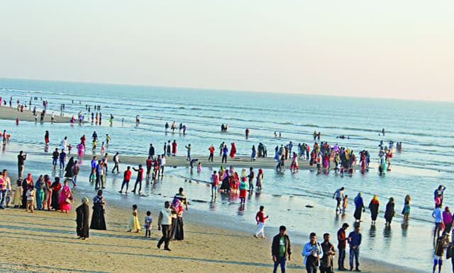 উত্তাল সাগরতীরে পর্যটকের ঢল
