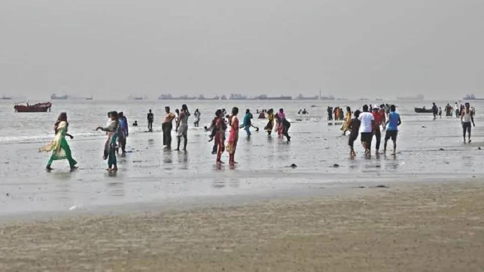 ঝুঁকিতে পারকি সৈকত