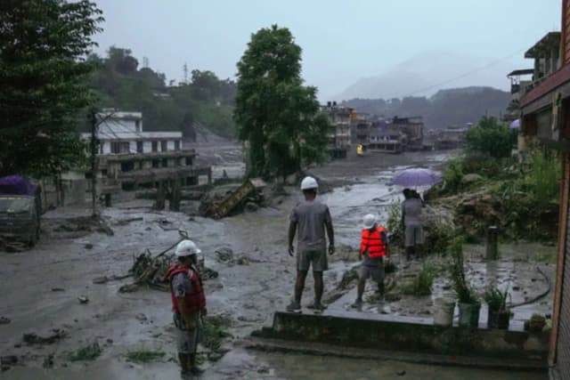 ভয়াবহ ভূমিধস : নেপালে ৩৪১ পর্যটক নিখোঁজ