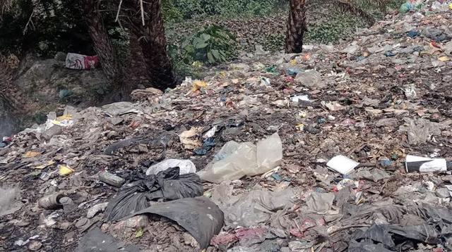 পর্যটকদের যাতায়াতের পথটি যেন ময়লার ভাগাড়