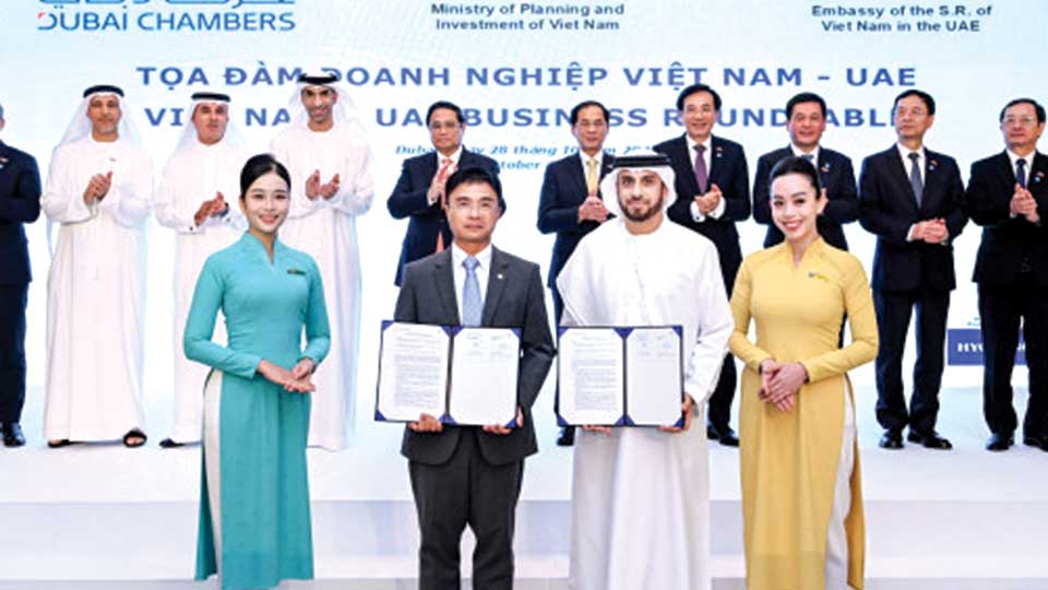 Emirates signs MoUs with Vietnam Airlines, VietJet
