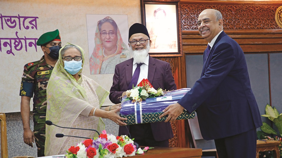 FSIBL donates 1,25,000 blankets to PM's Relief Fund