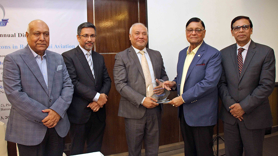 Special Guest, Mofizur Rahman, Managing Director, NovoAir Ltd. is seen receiving the recognition for “His Leadership in Sustainable Aviation Management