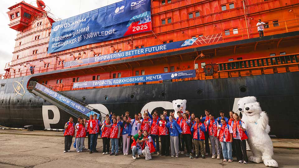 Nuclear icebreaker sails off for North Pole expedition from the Russian port