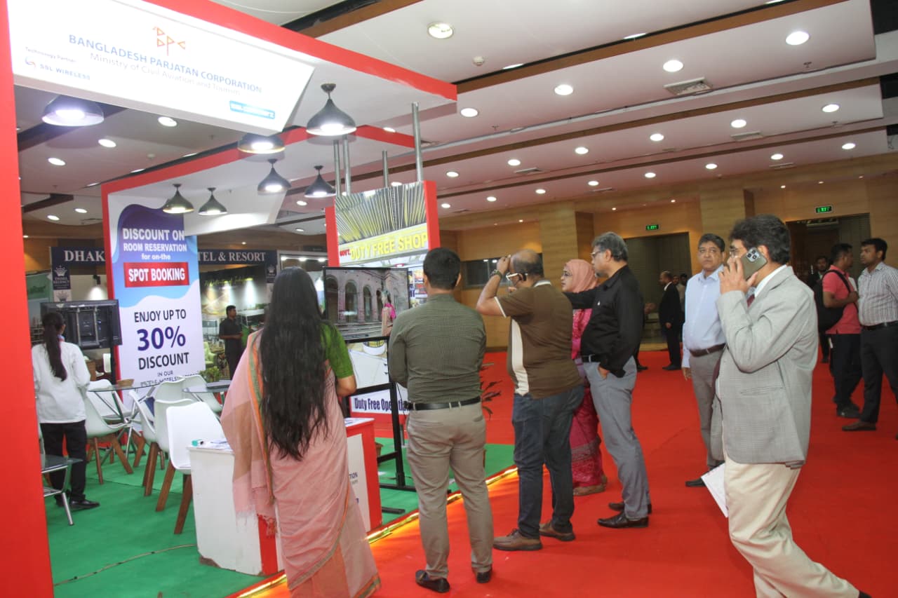 মেলায় দর্শকের উপচে পরা ভির