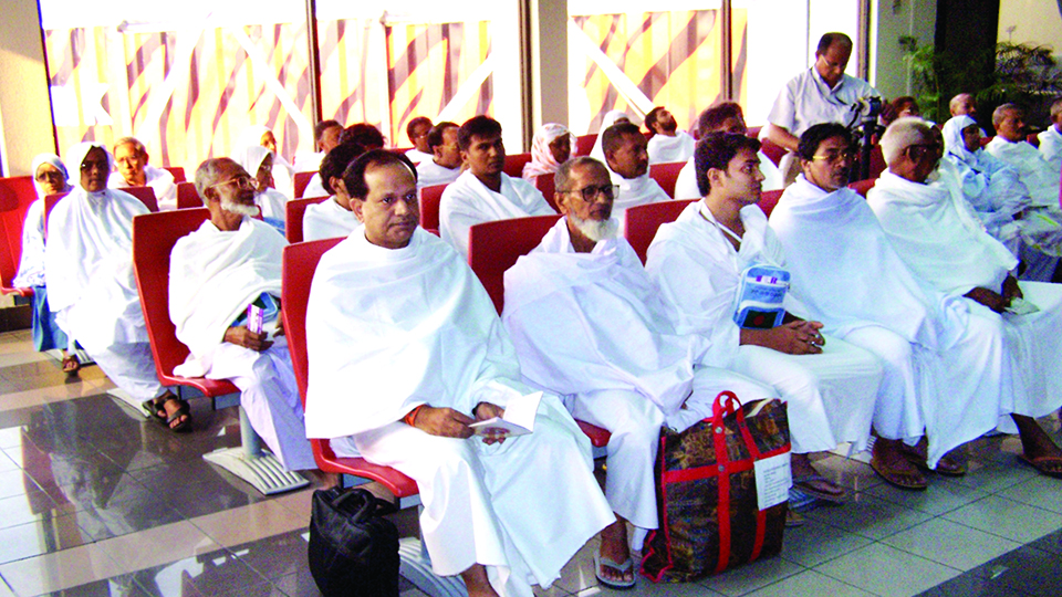 Allow third carriers to carry Umrah passengers besides Biman, Saudia